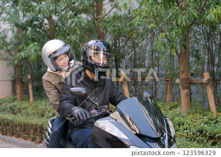 男人和女人騎自行車 123596329