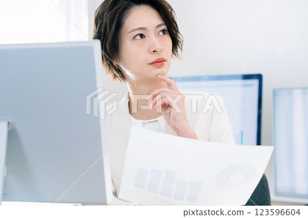 女商人在辦公室思考 123596604