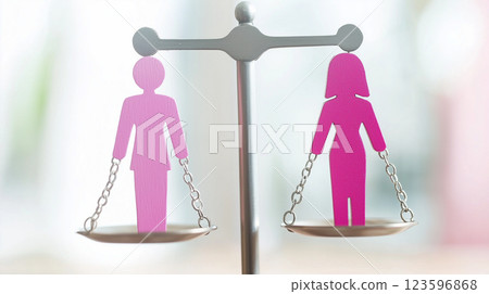 與天秤形成對比的女人,象徵性別平衡 與天秤形成對比的女人,象徵性別平衡 123596868