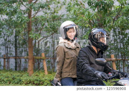 一對夫婦騎自行車 123596908