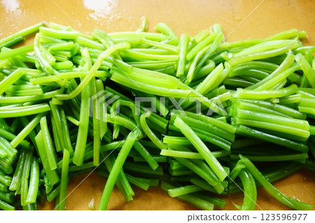 煮熟並切好的白屈菜 煮熟並切好的白屈菜 123596977