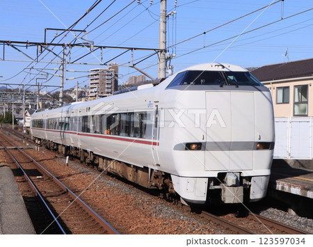 經過中山寺站的鴻鳥特快列車 123597034