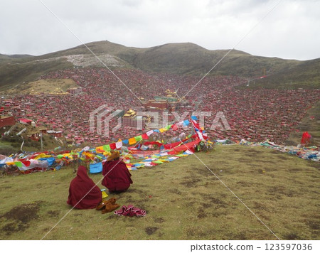 海拔4000公尺處休息的西藏僧侶 123597036