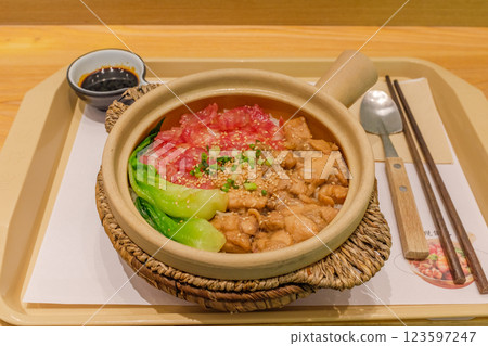 港式香腸滑雞煲仔飯 港式香腸滑雞煲仔飯 123597247