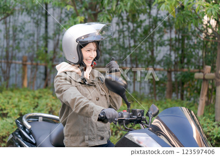 騎自行車的女騎手 123597406