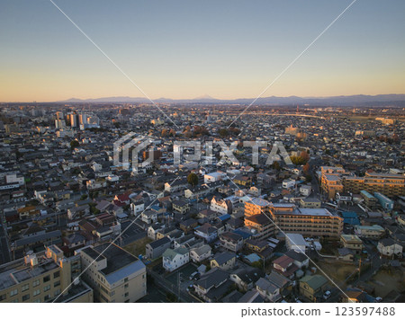 埼玉縣川越市的川越市景與沐浴在新年第一縷朝陽中的富士山（無人機空拍） 123597488
