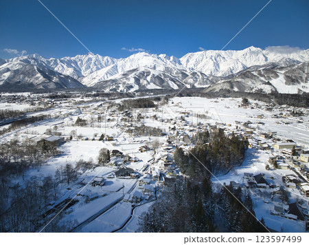 長野縣白馬村美麗的白馬山脈和八方尾根及岩岳滑雪場的景色(無人機空拍) 長野縣白馬村美麗的白馬山脈和八方尾根及岩岳滑雪場的景色(無人機空拍) 123597499