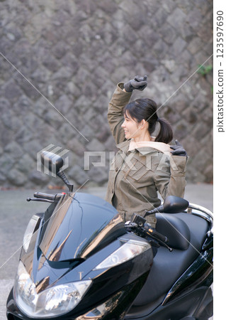 騎滑板車的婦女 123597690