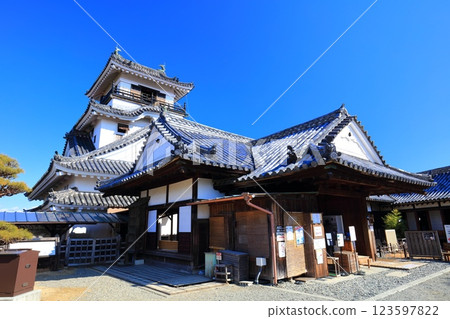 [高知縣] 晴天的高知城：天守閣和本丸禦殿（懷德館） 123597822