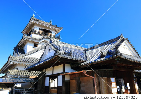 [高知縣] 晴天的高知城：天守閣和本丸禦殿（懷德館） 123597823