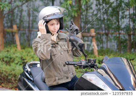  騎自行車的女人 123597935