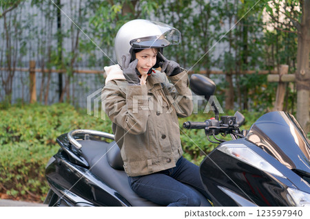  騎自行車的女人 123597940