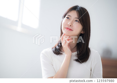 思考的年輕女子抬頭 123597980