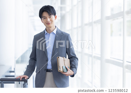 商務：穿著休閒夾克的年輕男子 123598012