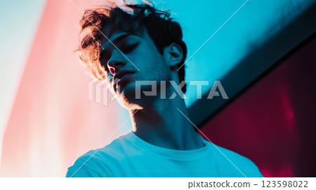 一位男士的肖像，周圍是色彩繽紛、美妙的散景 123598022