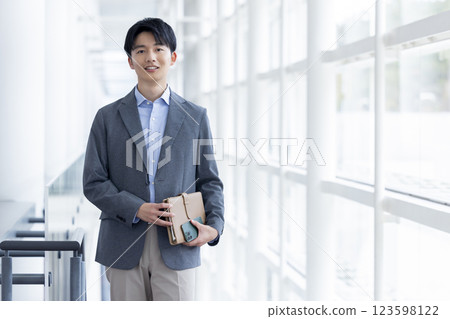 商務：穿著休閒夾克的年輕男子 123598122