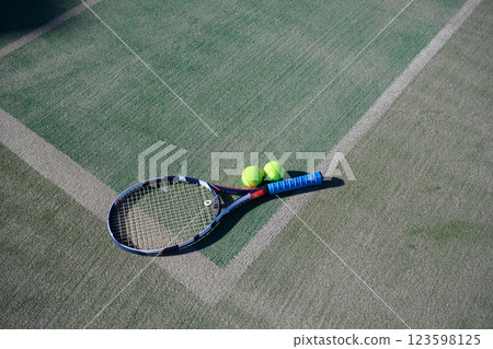 網球場上的球拍和球 網球場上的球拍和球 123598125