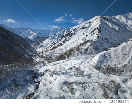 長野縣白馬村源太郎地區壯麗的冬日美景（無人機拍攝的鳥瞰圖） 123598274