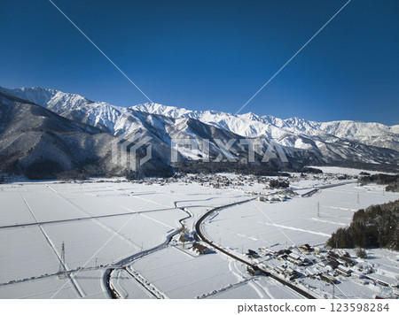 A magnificent view of the Hakuba mountain range from Horinouchi, Hakuba Village, Nagano Prefecture (aerial shot by drone) 123598284