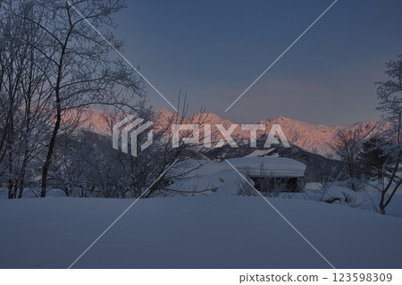 長野縣白馬村白馬三山的美麗晨曦和霜凍 123598309