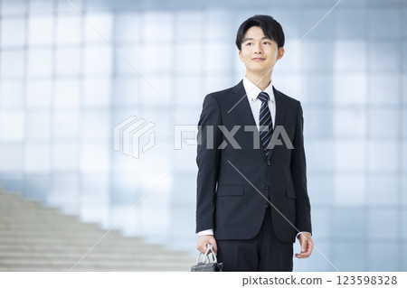 Young man wearing a business suit 123598328