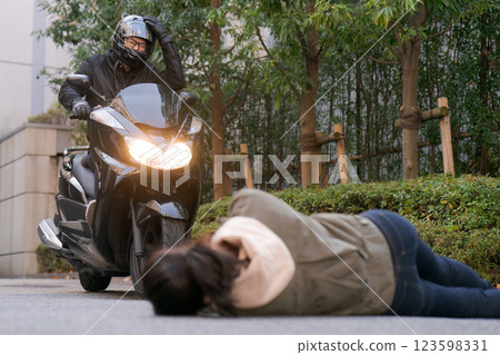 摩托車事故和躺在路上的人 123598331
