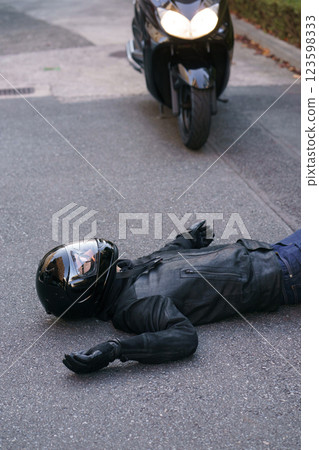摩托車事故和躺在路上的人 123598333