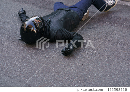摩托車事故和躺在路上的人 123598336