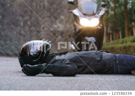 摩托車事故和躺在路上的人 123598339