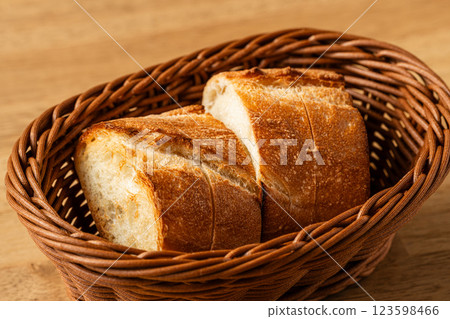 籃子裡的長棍麵包 123598466