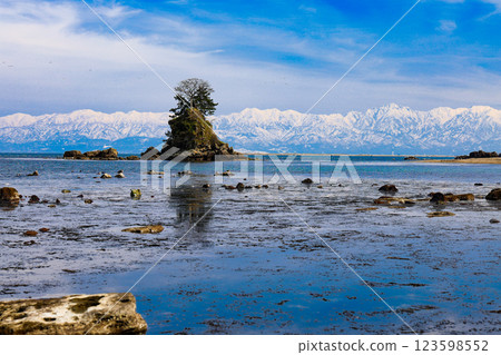 Amaharashi Coast and the Tateyama Mountain Range 2 123598552