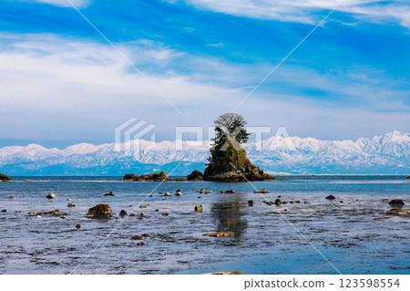 Female Rock and the Tateyama Mountain Range 3 123598554