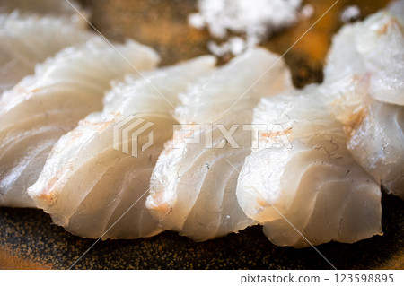 鱸魚生魚片 123598895