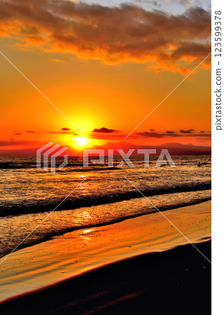 從片瀨江之島的西濱和餛飩海灘欣賞富士山的夜景 123599378