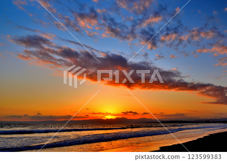 Evening view of Mt. Fuji from Nishihama and Kugenuma Beach in Katase Enoshima 123599383
