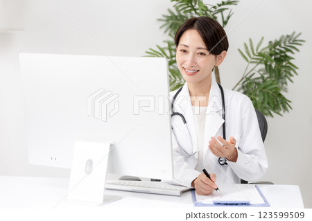Female doctor online 123599509