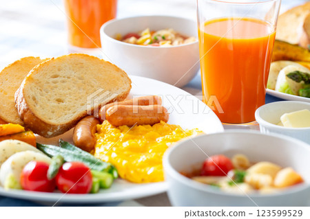 Healthy breakfast, steamed vegetables, vegetable juice, Western food, brunch Healthy breakfast, steamed vegetables, vegetable juice, Western food, brunch 123599529