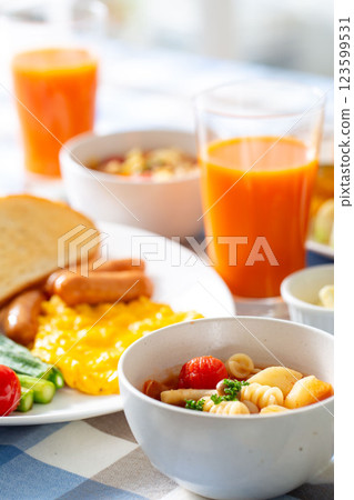 Healthy breakfast, steamed vegetables, vegetable juice, Western food, brunch Healthy breakfast, steamed vegetables, vegetable juice, Western food, brunch 123599531