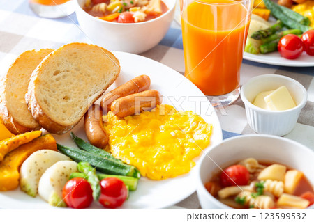 Healthy breakfast, steamed vegetables, vegetable juice, Western food, brunch Healthy breakfast, steamed vegetables, vegetable juice, Western food, brunch 123599532