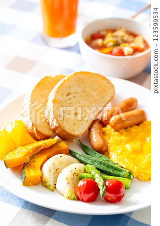 Healthy breakfast, steamed vegetables, vegetable juice, Western food, brunch Healthy breakfast, steamed vegetables, vegetable juice, Western food, brunch 123599534
