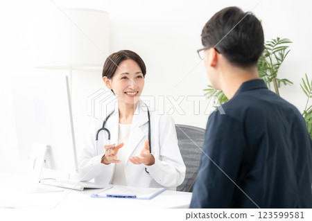 女醫生檢查 123599581
