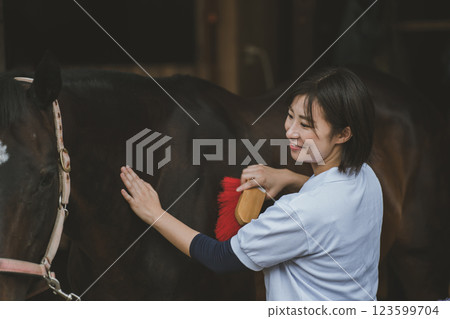 馬 馬兒 女生 123599704