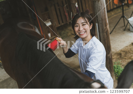 馬 馬兒 女生 123599707