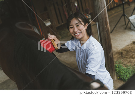 馬 馬兒 女生 123599708