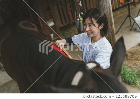 馬 馬兒 女生 123599709