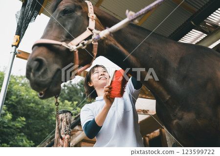 馬 馬兒 女生 123599722