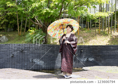 身穿和服、披著風衣的女人 123600794