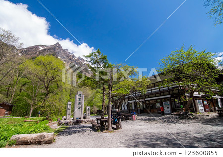 [Fresh greenery in Kamikochi] Mt. Myojin and Myojin-Myojin Crossroads 123600855
