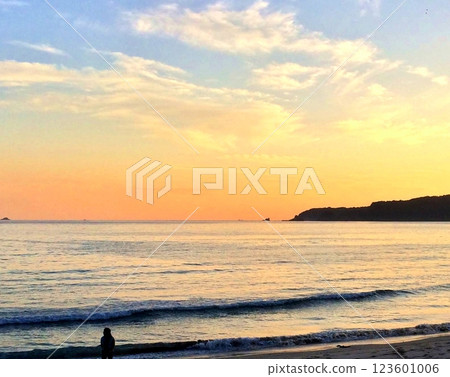 天空、海和沙灘被染成猩紅色 天空、海和沙灘被染成猩紅色 123601006