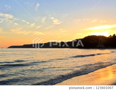 天空、海和沙灘被染成猩紅色 123601007